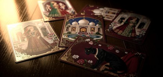 Composition raffinée de cartes persanes ornées de palais, de fleurs, d’une femme en tenue royale et d’une panthère noire, disposées sur une table sombre sous une lumière dorée.