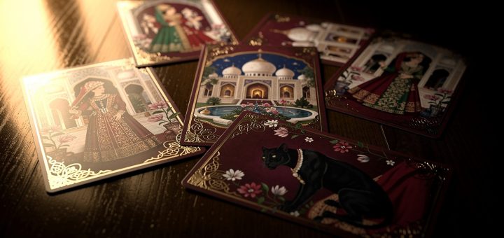 Composition raffinée de cartes persanes ornées de palais, de fleurs, d’une femme en tenue royale et d’une panthère noire, disposées sur une table sombre sous une lumière dorée.